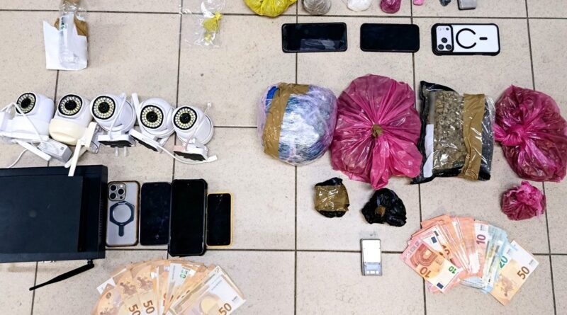 Η επισταμένη έρευνα και οι συντονισμένες ενέργειες αστυνομικών του Τμήματος Άμεσης Επέμβασης Ναρκωτικών της Διεύθυνσης Δίωξης και Εξιχνίασης Εγκλημάτων Θεσσαλονίκης οδήγησαν στη σύλληψη οκτώ (8) ατόμων έπειτα από μεταξύ τους αγοραπωλησία ναρκωτικών ουσιών. Πρόκειται για ημεδαπούς ηλικίας 24 έως 54 ετών, σε βάρος των οποίων καθώς και σε βάρος 54χρονης ημεδαπής που αναζητείται, σχηματίσθηκε, κατά περίσταση, δικογραφία για παράβαση των Νόμων περί ναρκωτικών και περί προσωπικών δεδομένων. Ειδικότερα, απογευματινές ώρες χθες (23-07-2026) αστυνομικοί της ανωτέρω Υπηρεσίας με τη συνδρομή συναδέλφων τους του Τμήματος Πρόληψης και Καταστολής Εγκληματικότητας, καθώς και αστυνομικού σκύλου, εντόπισαν και συνέλαβαν (5) εκ των προαναφερόμενων, οι οποίοι εξήλθαν από (3) οικίες στην περιοχή του Δενδροποτάμου και στην κατοχή τους βρέθηκαν μικροποσότητες ναρκωτικών. Ακολούθησε έρευνα στις εν λόγω οικίες, όπου βρέθηκαν και συνελήφθησαν (3) άτομα που προμήθευσαν τις ναρκωτικές ουσίες στους προαναφερόμενους, ενώ στο εσωτερικό των οικιών αλλά και στην κατοχή των συλληφθέντων εντοπίσθηκαν και κατασχέθηκαν: • ποσότητα ακατέργαστης κάνναβης συνολικού βάρους (1.570,43) γραμμαρίων, • ποσότητα κατεργασμένης κάνναβης (σοκολάτα) συνολικού βάρους (9,5) γραμμαρίων, • ποσότητα κοκαΐνης συνολικού βάρους (20,65) γραμμαρίων, • ποσότητα ναρκωτικής ουσίας MDMA συνολικού βάρους (3,6) γραμμαρίων, • (2) σύριγγες πλήρεις με υγρή άγνωστη ναρκωτική ουσία, • το χρηματικό ποσό των (1.905) ευρώ, • (7) συσκευές κινητών τηλεφώνων, • (2) ζυγαριές ακριβείας και • (5) κάμερες με καταγραφικό και σκληρό δίσκο, οι οποίες κατέγραφαν τους δρόμους περιμετρικά μίας εκ των οικιών. Επιπλέον, όπως προέκυψε από την έρευνα, σε βάρος 34χρονου εκ των δραστών εκκρεμούσαν (2) αποφάσεις Εφετείου Κακουργημάτων Θεσσαλονίκης, με τις οποίες καταδικάστηκε σε ποινή φυλάκισης (2) ετών, (2) μηνών και (17) ημερών για διακίνηση ναρκωτικών. Οι συλληφθέντες θα οδηγηθούν στον αρμόδιο Εισαγγελέα.