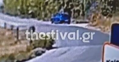 VIDEO ντοκουμέντο: Η στιγμή που ο 59χρονος βάζει φωτιά σε ξερά χόρτα στη έξω από τη Σίνδο
