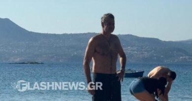 Για πρωινό μπάνιο ο Κυριάκος Μητσοτάκης μετά το ατύχημα με το ποδήλατο
