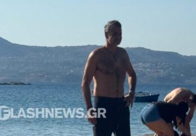 Για πρωινό μπάνιο ο Κυριάκος Μητσοτάκης μετά το ατύχημα με το ποδήλατο