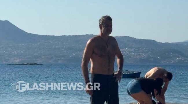Για πρωινό μπάνιο ο Κυριάκος Μητσοτάκης μετά το ατύχημα με το ποδήλατο