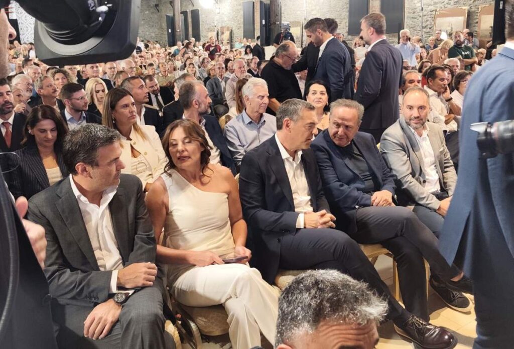 "Θερμό" τετ α τετ Τσίπρα - Αγγελούδη (vid)