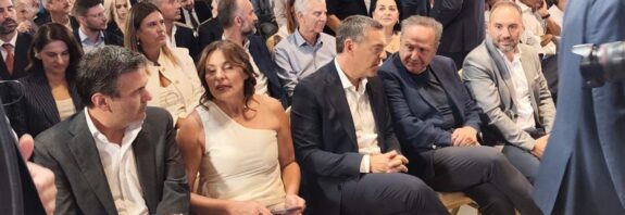 "Θερμό" τετ α τετ Τσίπρα - Αγγελούδη (vid)
