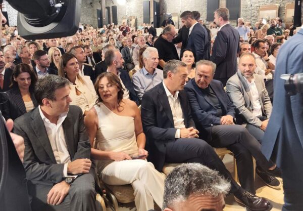 "Θερμό" τετ α τετ Τσίπρα - Αγγελούδη (vid)