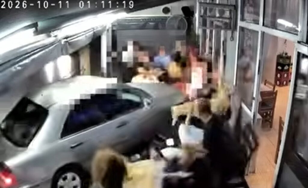 Μεθυσμένος οδηγός πέφτει σε ταβέρνα γεμάτη κόσμο στον Εύοσμο – VIDEO ντοκουμέντο