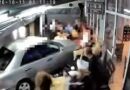 Μεθυσμένος οδηγός πέφτει σε ταβέρνα γεμάτη κόσμο στον Εύοσμο – VIDEO ντοκουμέντο