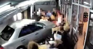 Μεθυσμένος οδηγός πέφτει σε ταβέρνα γεμάτη κόσμο στον Εύοσμο – VIDEO ντοκουμέντο