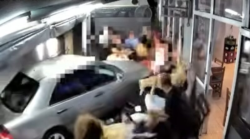 Μεθυσμένος οδηγός πέφτει σε ταβέρνα γεμάτη κόσμο στον Εύοσμο – VIDEO ντοκουμέντο