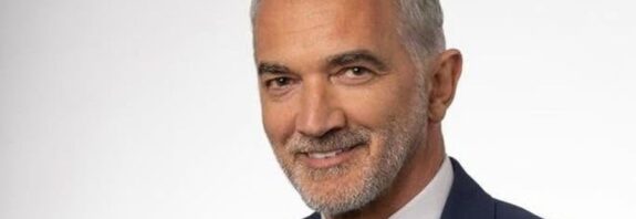 Μάριος Σαλμάς: «Απαγορεύεται σοβαρός άνθρωπος να ασχολείται με τον κ. Γεωργιάδη που χοροπηδάει σαν πίθηκος και φωνάζει α και ου»
